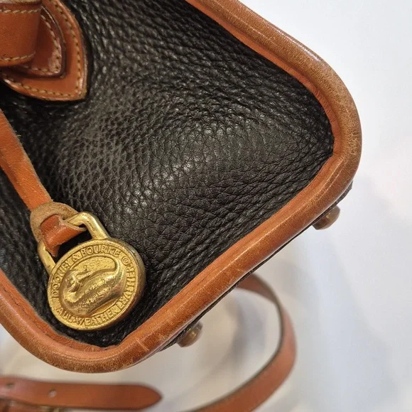 Vintage Classic Black and Tan Leather Shoulder Bag Crossbody Bag - Picture 11 of 17